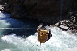 आमाले हेर्दाहेर्दै छोरा तुइनबाट खसेर महाकालीमा बगे