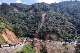 झ्याप्ले खोलाको पहिरोमा पुनः खोजी गरिँदै, आलोपालो गरी सवारी चलाइँदै