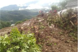 पर्वतमा मध्यराति पहिरोले घर पुरिँदा पतिपत्नी बेपत्ता, बुहारीले भागेर ज्यान जोगाइन्