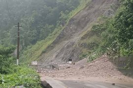 नाम्सीखोलामा पहिरो, मुग्लिन-नारायणगढ सडक अवरुद्ध