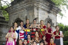 १६ प्रतियोगीले सांस्कृतिक परेड प्रस्तुत