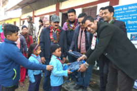 एनएमबी बैंकले दियो विद्यार्थीलाई झोला र स्वेटर