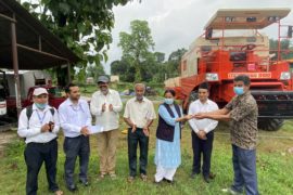 भरतपुर महानगरपालिकाद्वारा उन्नत सहकारीलाई कम्बाइन हार्बेस्टर प्रदान
