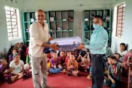 चेपाङ बालबालिकालाई पोशाक वितरण