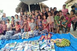 चेपाङ बालबालिकालाई पोशाक र स्टेशनरी वितरण