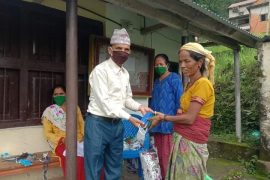वडाले स्थानियलाई निशुल्क माक्स बाड्यो