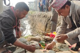 केरुङ्गा खोलाको संरक्षण गरिदै,  वाल लगाउने कामको सासंद सुवेदीद्धारा शिलन्यास