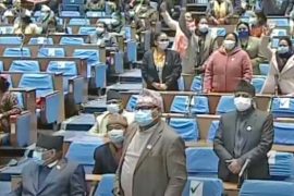 एमसीसी टेबल गर्दा सत्तारुढ सांसदकै विरोध, रोष्ट्रममै पुगे झलनाथ
