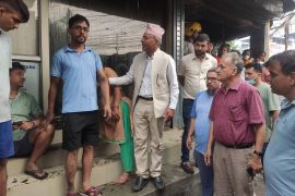 नारायणगढमा आगलागी,मेयरका उम्मेदवार सुवेदीद्वारा पीडितलाई सान्त्वना