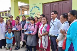 कालिका नगरपालिकाद्धारा अभिभावक विहीन छात्रालाई शैक्षिक सामाग्री सहयोग