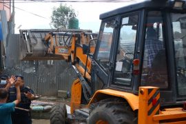 भरतपुरको पुल्चोक–गोन्द्राङ सडक खण्डका ५८ घरमा डोजर चल्दै