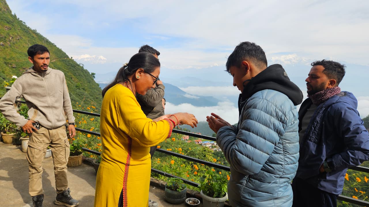 कल्पनाको संसारः डाँडाघरमा पर्यटकलाई स्वागत गदै