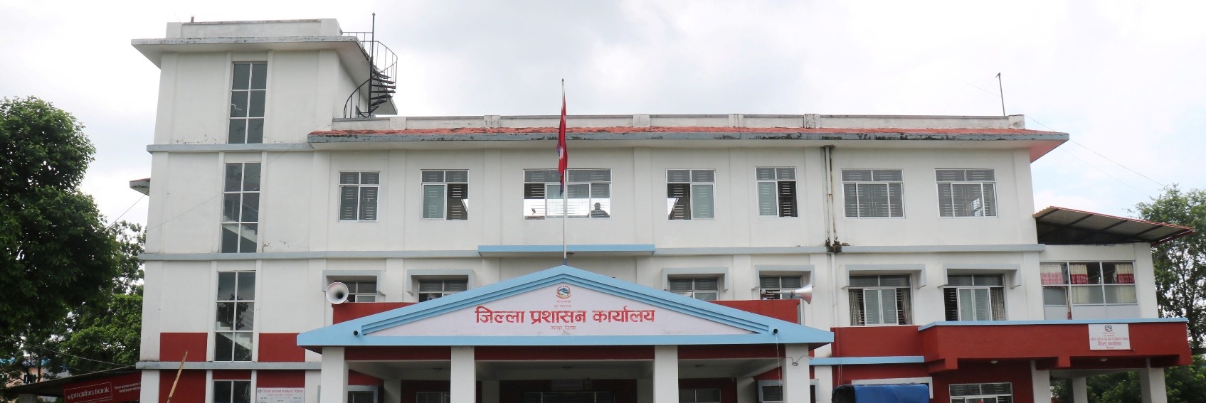 चितवनमा अनुमति लिएर राखिएका ११ हतियार बुझाइयो