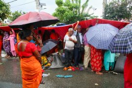 माइतीघरमा लघुवित्त पीडितको धर्नाः पालमुनिबाट राज्यलाई प्रश्न