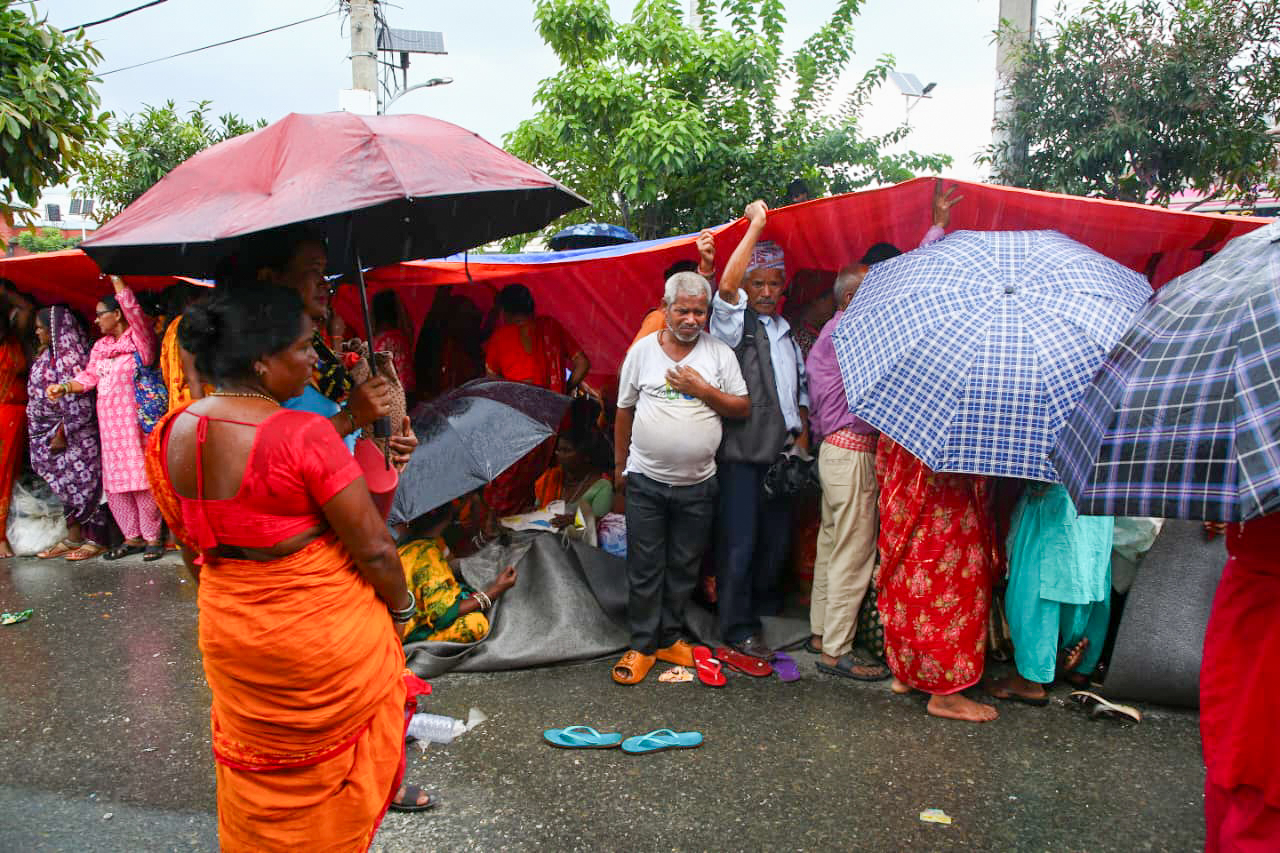माइतीघरमा लघुवित्त पीडितको धर्नाः पालमुनिबाट राज्यलाई प्रश्न