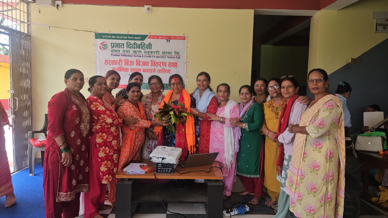 प्रभात दिदीबहिनी सहकारीद्वारा तरकारी बीउ वितरण र अर्गानिक साबुन बनाउने तालिम