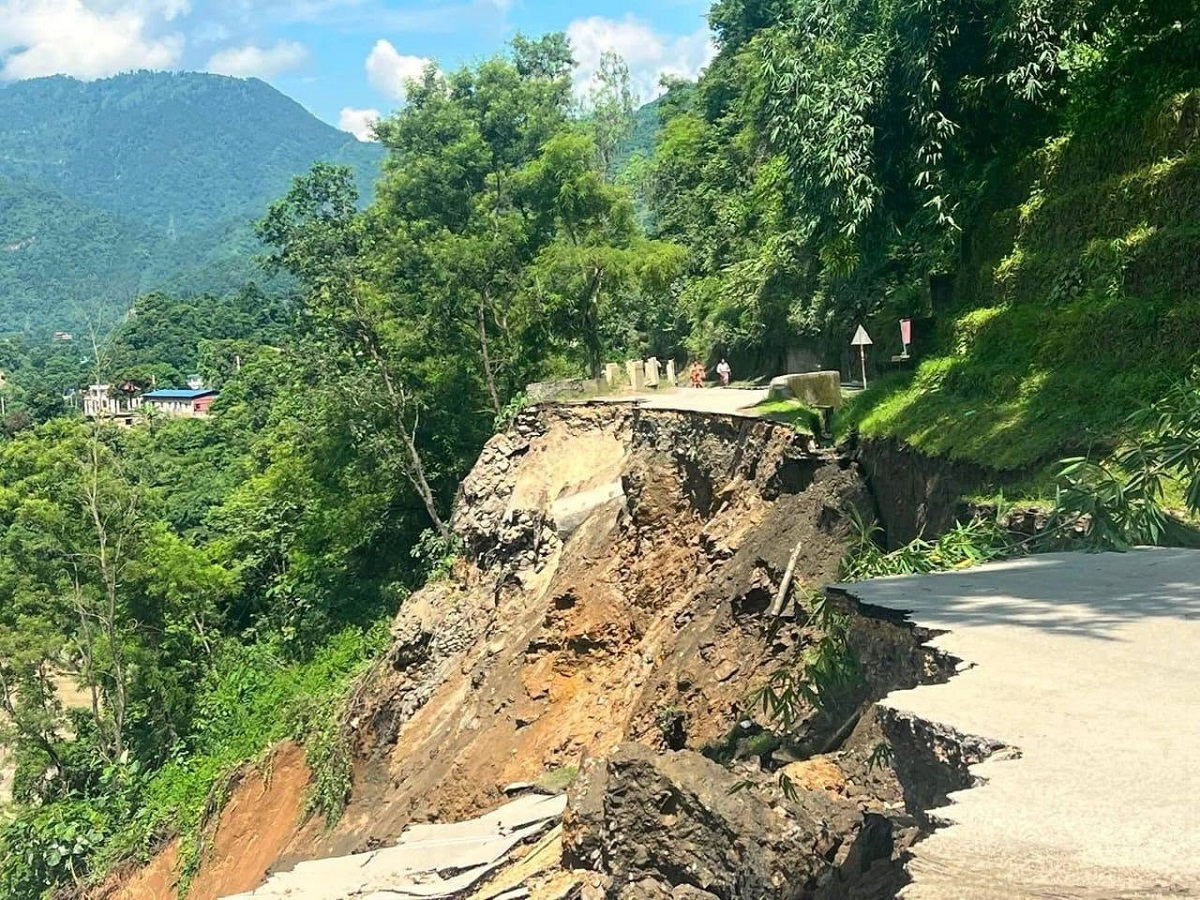 कृष्णभीरमा पहिरो पन्छाउने काम तीव्र, दुवै छेउबाट १८ जना परिचालन